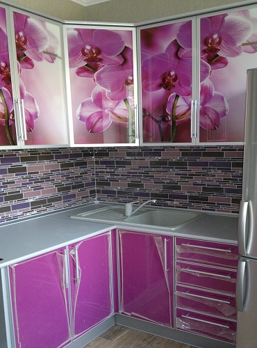 фиолетовая кухня Угловая кухня с цветами