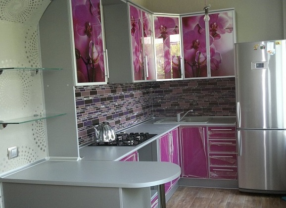 Кухня фиолетовая с цветами