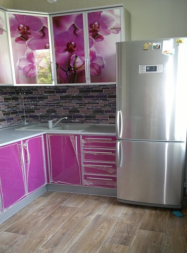 фиолетовая кухня Серый холодильник на кухне