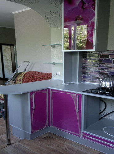 фиолетовая кухня Барная на кухне