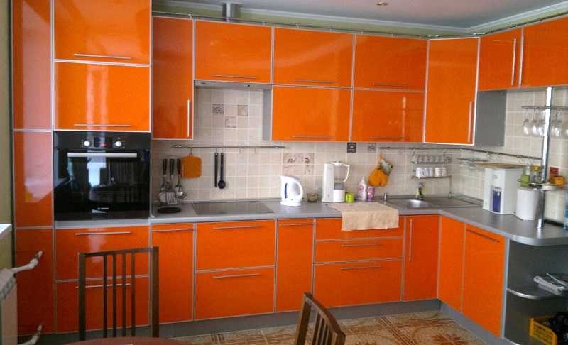 Готовая оранжевая кухня